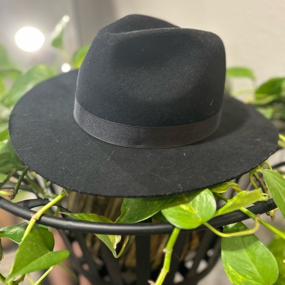 Lot of Four Fall Hats - Picture 14 of 16